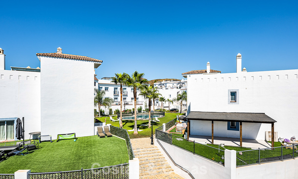 Eigentijds, luxe duplex penthouse te koop in een resort-achtig complex in mediterrane stijl in El Paraiso, Marbella - Benahavis 807318