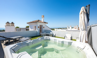 Eigentijds, luxe duplex penthouse te koop in een resort-achtig complex in mediterrane stijl in El Paraiso, Marbella - Benahavis 807320 