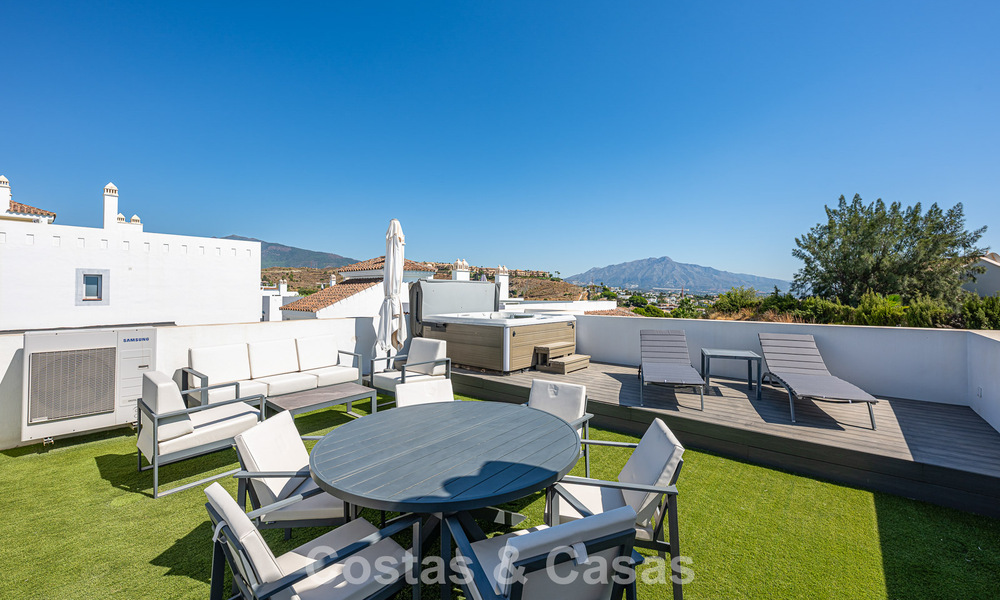Eigentijds, luxe duplex penthouse te koop in een resort-achtig complex in mediterrane stijl in El Paraiso, Marbella - Benahavis 807323