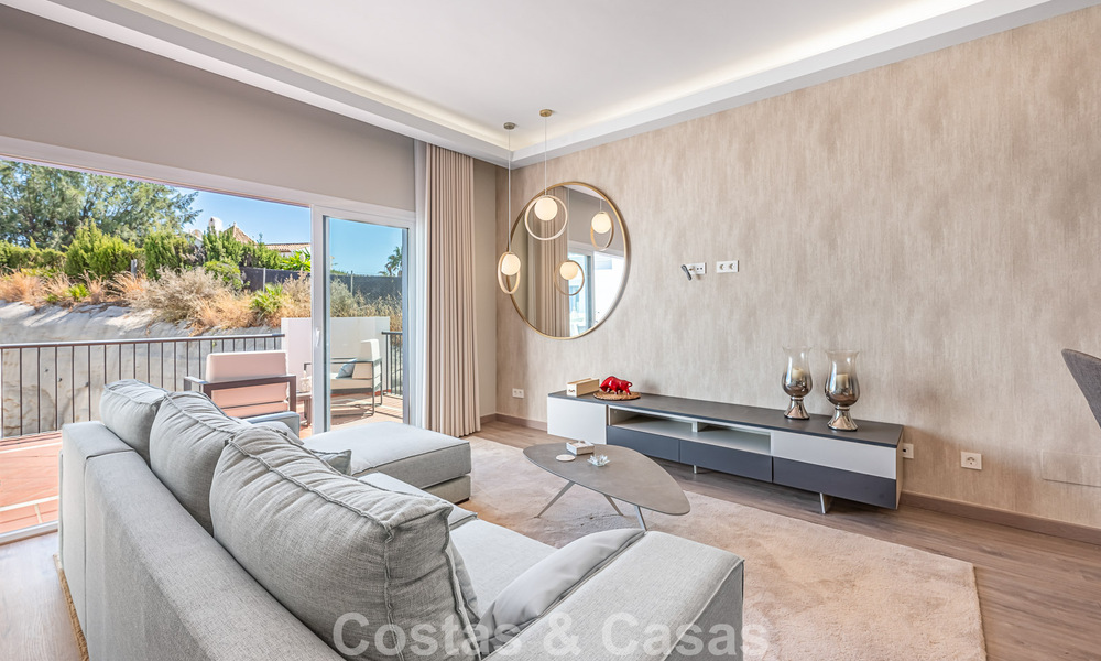 Eigentijds, luxe duplex penthouse te koop in een resort-achtig complex in mediterrane stijl in El Paraiso, Marbella - Benahavis 807331