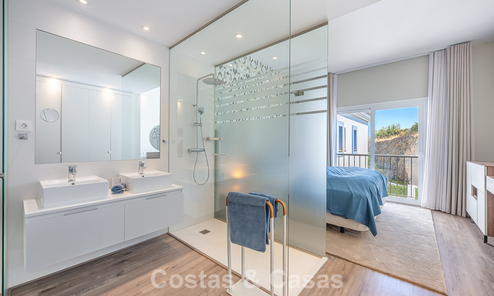 Eigentijds, luxe duplex penthouse te koop in een resort-achtig complex in mediterrane stijl in El Paraiso, Marbella - Benahavis 807350