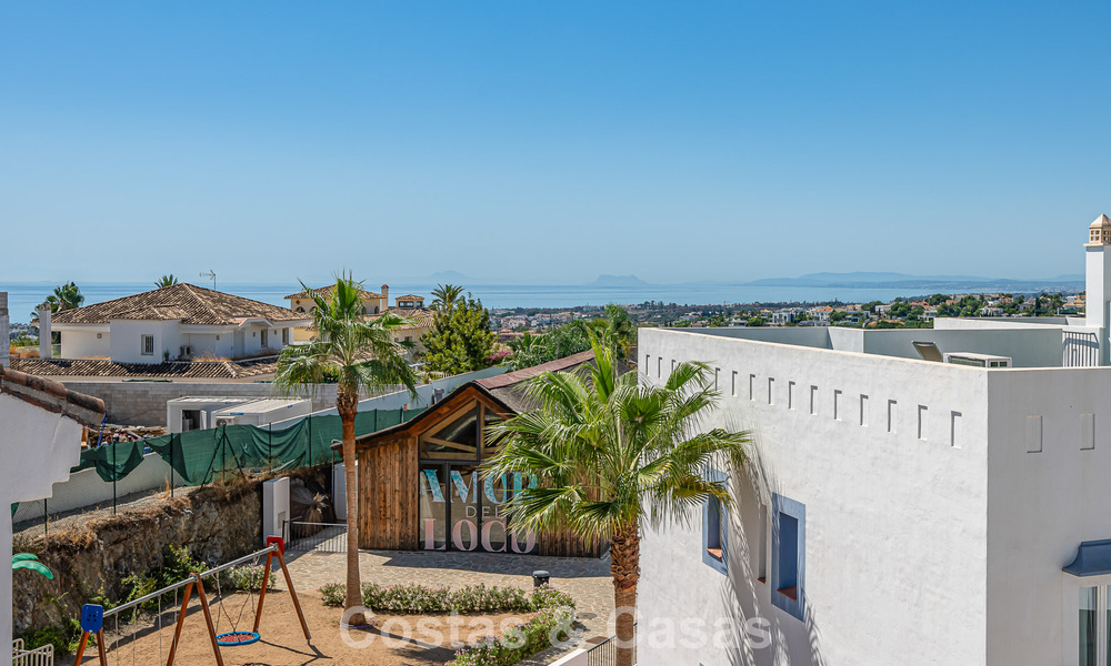 Eigentijds, luxe duplex penthouse te koop in een resort-achtig complex in mediterrane stijl in El Paraiso, Marbella - Benahavis 807356