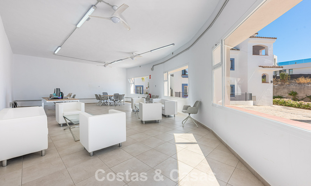 Eigentijds, luxe duplex penthouse te koop in een resort-achtig complex in mediterrane stijl in El Paraiso, Marbella - Benahavis 807359
