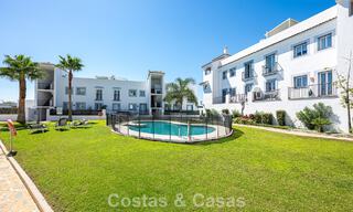 Eigentijds, luxe duplex penthouse te koop in een resort-achtig complex in mediterrane stijl in El Paraiso, Marbella - Benahavis 807360 