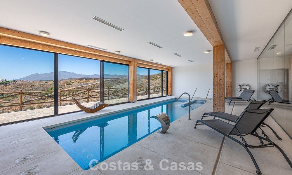 Eigentijds, luxe duplex penthouse te koop in een resort-achtig complex in mediterrane stijl in El Paraiso, Marbella - Benahavis 807363