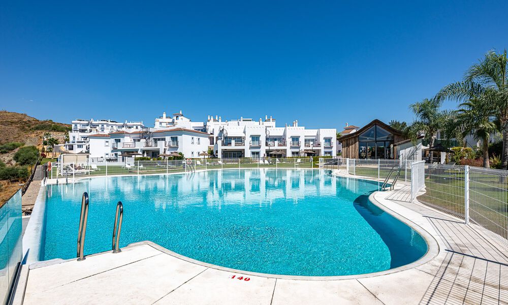 Eigentijds, luxe duplex penthouse te koop in een resort-achtig complex in mediterrane stijl in El Paraiso, Marbella - Benahavis 807366