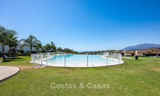 Eigentijds, luxe duplex penthouse te koop in een resort-achtig complex in mediterrane stijl in El Paraiso, Marbella - Benahavis 807368 
