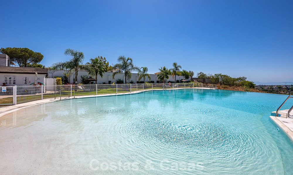Eigentijds, luxe duplex penthouse te koop in een resort-achtig complex in mediterrane stijl in El Paraiso, Marbella - Benahavis 807369