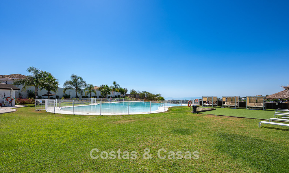 Eigentijds, luxe duplex penthouse te koop in een resort-achtig complex in mediterrane stijl in El Paraiso, Marbella - Benahavis 807372