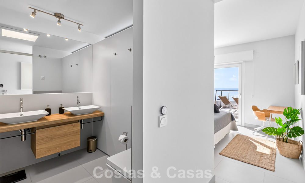 Stijlvol, top-floor, hoekappartement met adembenemend zeezicht te koop in El Higueron in Fuengirola, Costa del Sol 807530