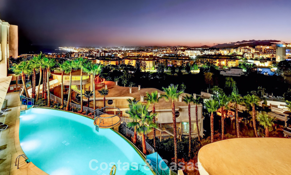 Stijlvol, top-floor, hoekappartement met adembenemend zeezicht te koop in El Higueron in Fuengirola, Costa del Sol 807533