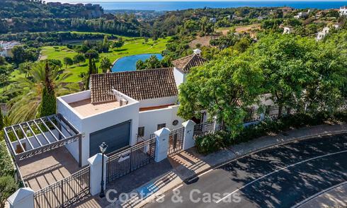 Mediterrane villa met subliem golf- en zeezicht te koop in Los Arqueros, Marbella - Benahavis 807761