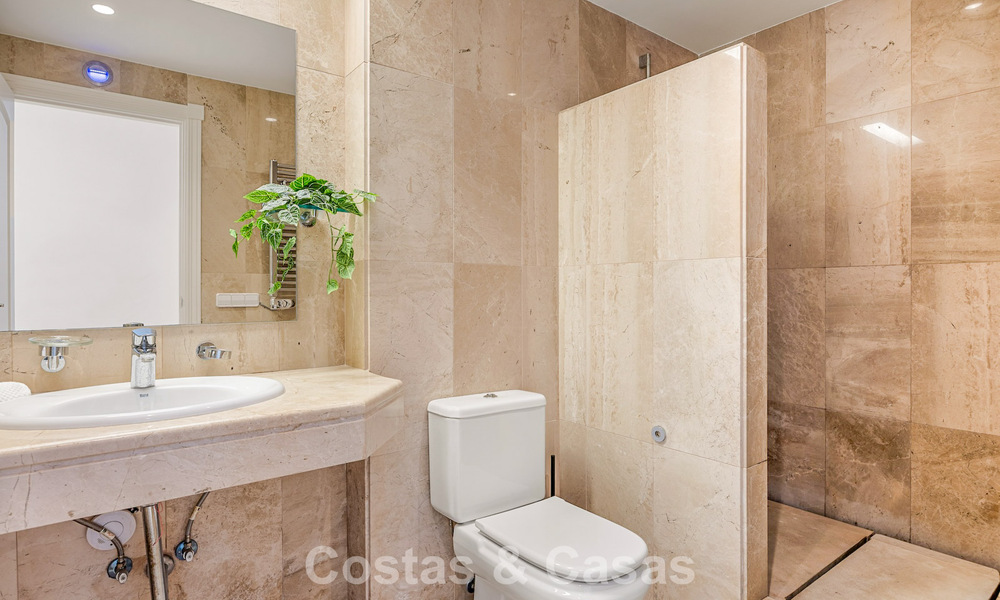 Mediterrane villa met subliem golf- en zeezicht te koop in Los Arqueros, Marbella - Benahavis 807771
