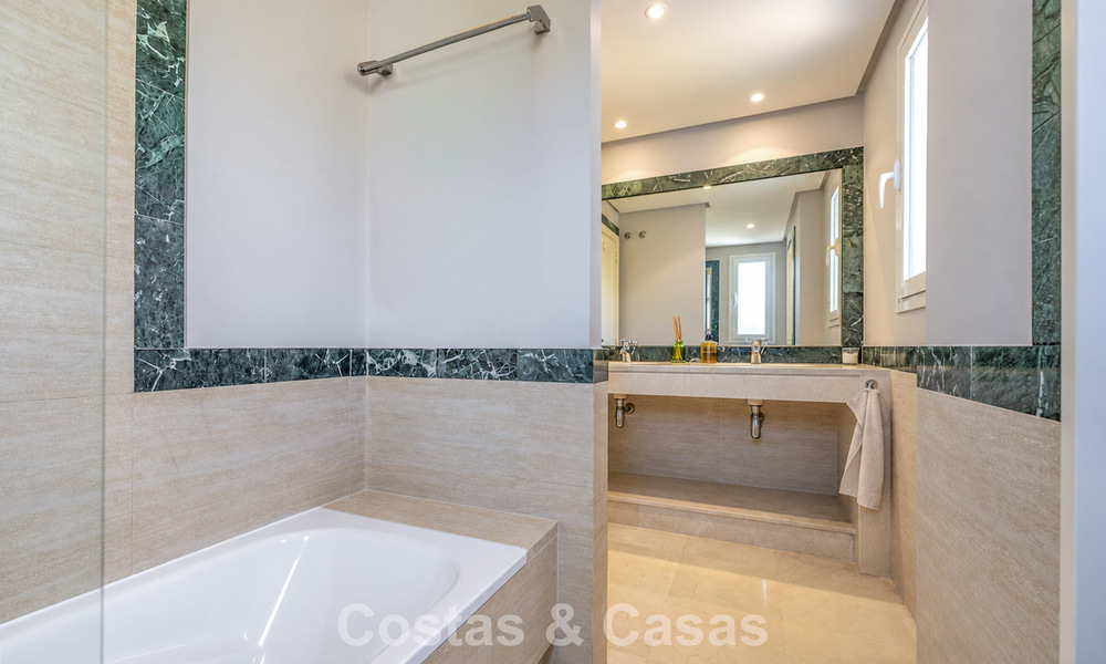 Prachtig penthouse met renovatiemogelijkheden te koop met golf- en zeezicht in La Quinta, Marbella - Benahavis 807661