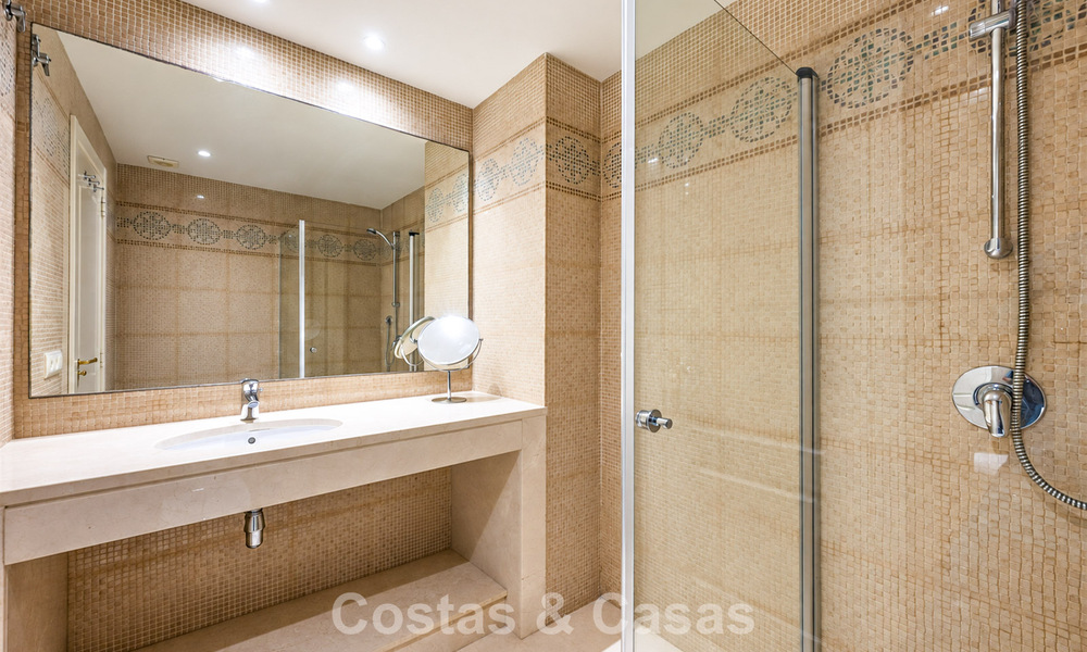 Prachtig penthouse met renovatiemogelijkheden te koop met golf- en zeezicht in La Quinta, Marbella - Benahavis 807664