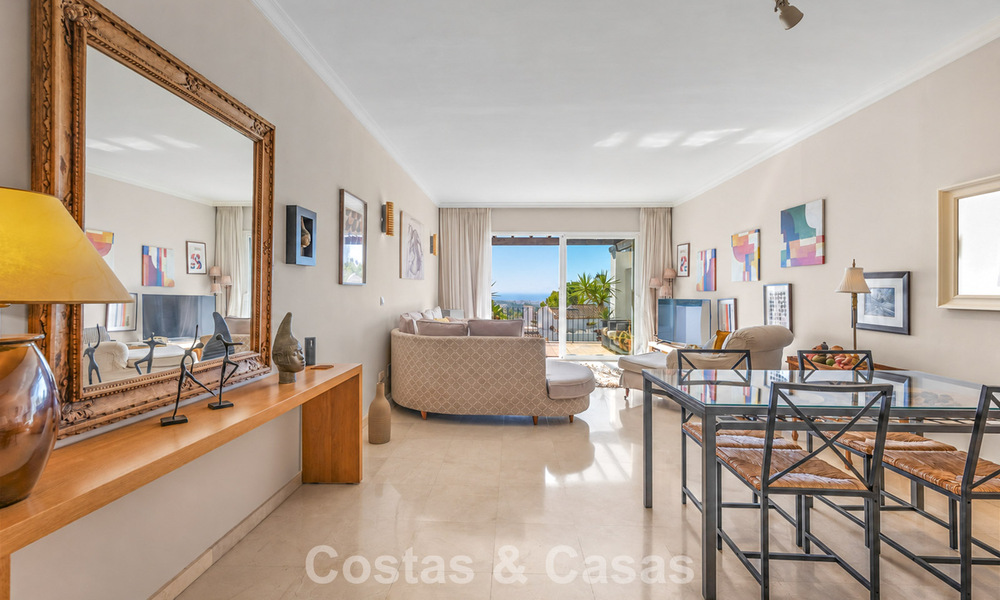 Prachtig penthouse met renovatiemogelijkheden te koop met golf- en zeezicht in La Quinta, Marbella - Benahavis 807665