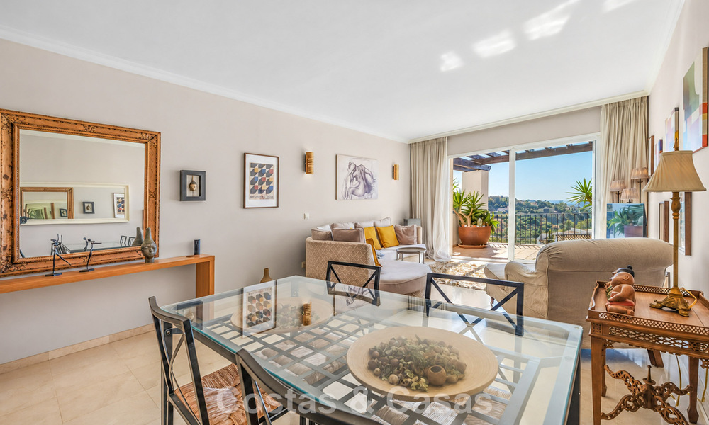 Prachtig penthouse met renovatiemogelijkheden te koop met golf- en zeezicht in La Quinta, Marbella - Benahavis 807666