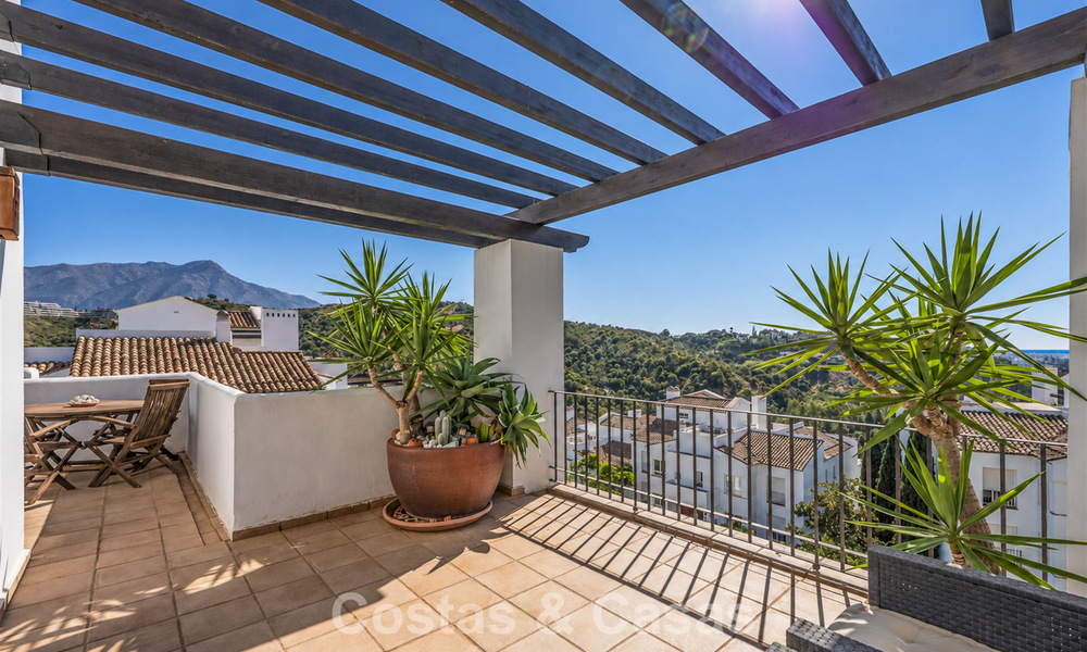 Prachtig penthouse met renovatiemogelijkheden te koop met golf- en zeezicht in La Quinta, Marbella - Benahavis 807668
