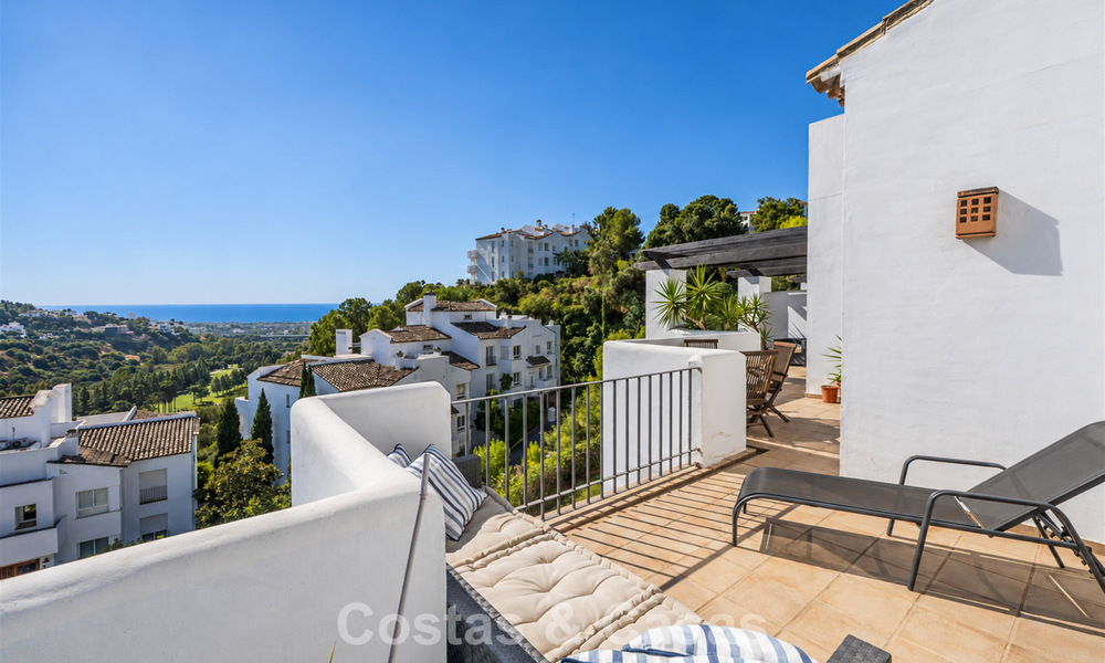 Prachtig penthouse met renovatiemogelijkheden te koop met golf- en zeezicht in La Quinta, Marbella - Benahavis 807670