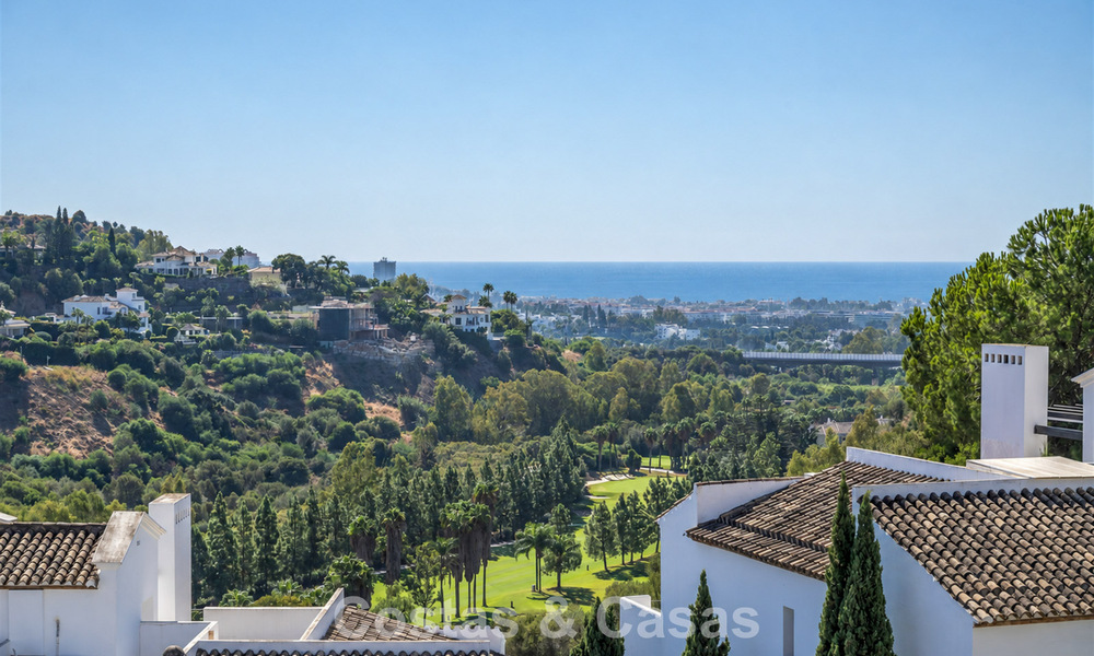 Prachtig penthouse met renovatiemogelijkheden te koop met golf- en zeezicht in La Quinta, Marbella - Benahavis 807672