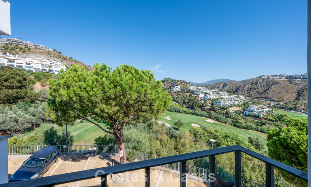 Prachtig penthouse met renovatiemogelijkheden te koop met golf- en zeezicht in La Quinta, Marbella - Benahavis 807677