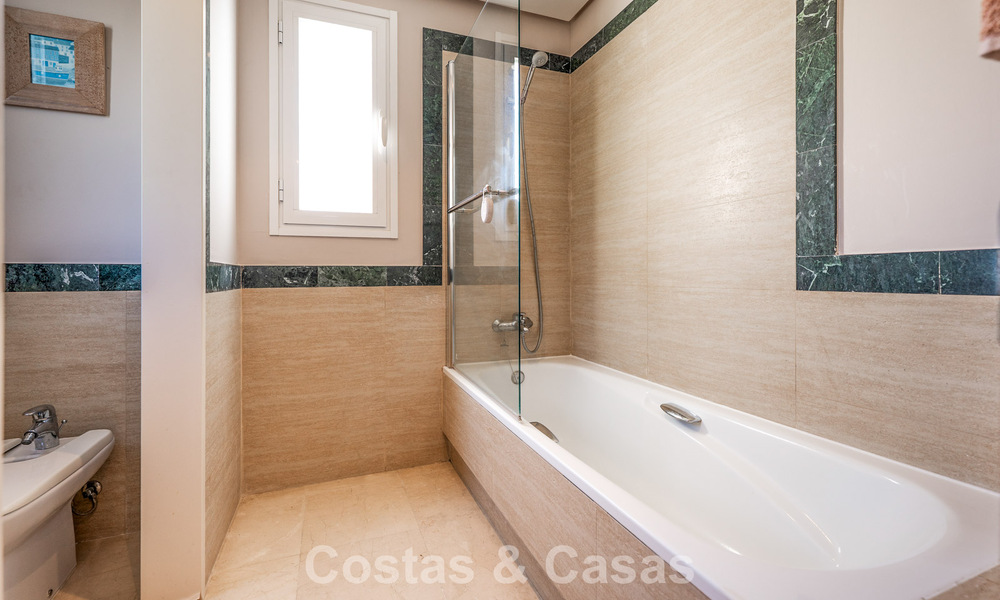 Prachtig penthouse met renovatiemogelijkheden te koop met golf- en zeezicht in La Quinta, Marbella - Benahavis 807683