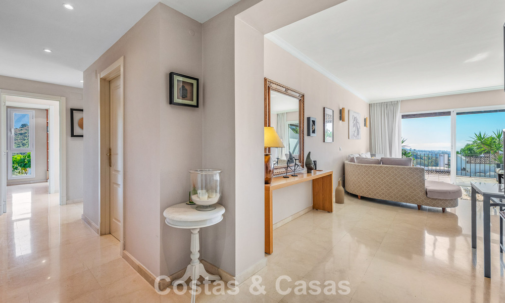 Prachtig penthouse met renovatiemogelijkheden te koop met golf- en zeezicht in La Quinta, Marbella - Benahavis 807685