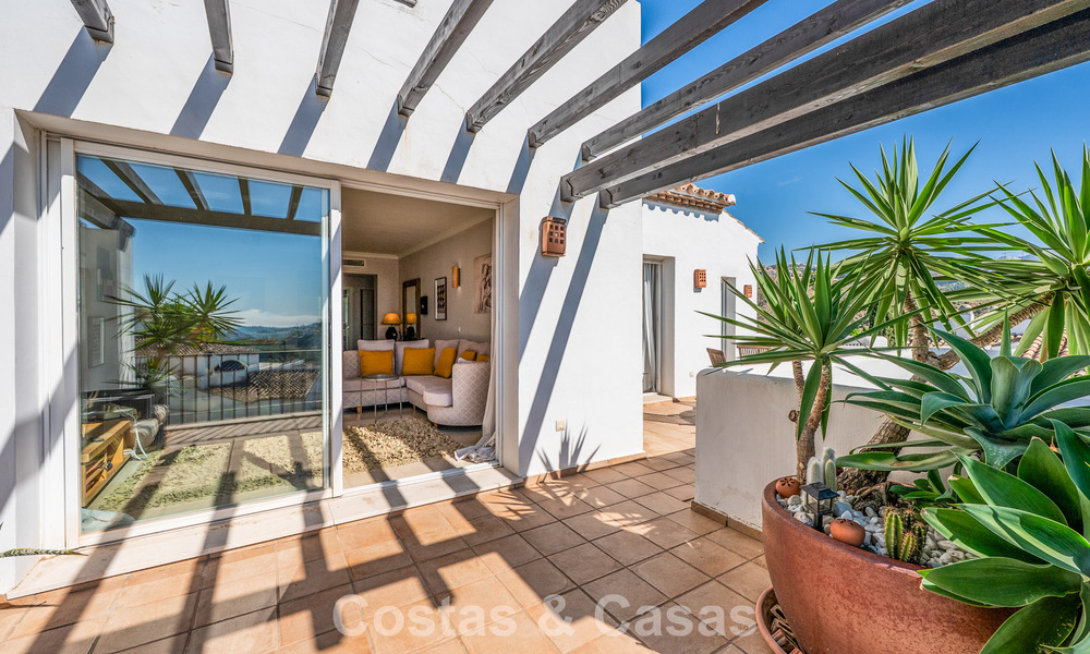 Prachtig penthouse met renovatiemogelijkheden te koop met golf- en zeezicht in La Quinta, Marbella - Benahavis 807688