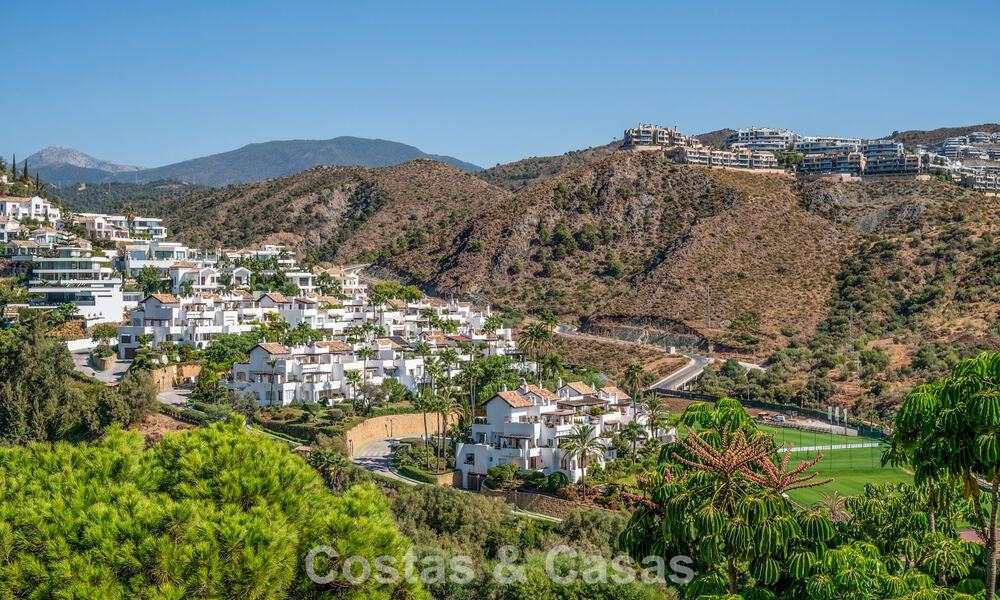 Prachtig penthouse met renovatiemogelijkheden te koop met golf- en zeezicht in La Quinta, Marbella - Benahavis 807694