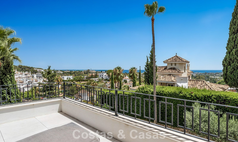 Gemoderniseerde villa met eigentijds-mediterrane bouwstijl te koop in Nueva Andalucia’s golfvallei, Marbella 807992