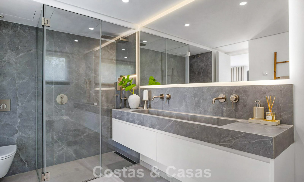 Gemoderniseerde villa met eigentijds-mediterrane bouwstijl te koop in Nueva Andalucia’s golfvallei, Marbella 807993