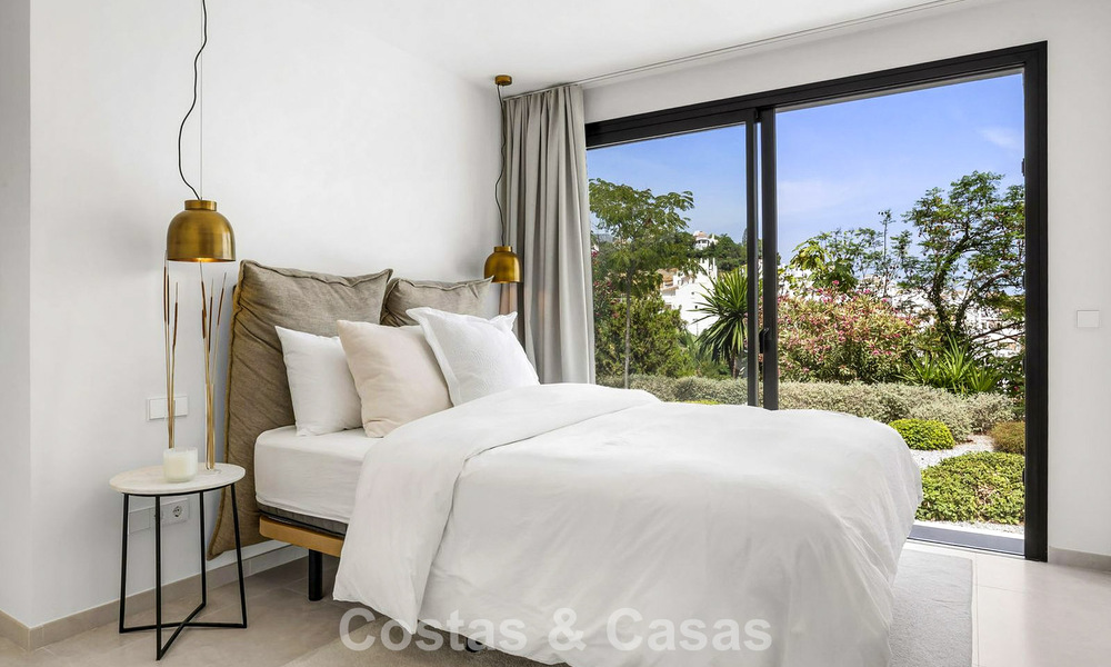 Gemoderniseerde villa met eigentijds-mediterrane bouwstijl te koop in Nueva Andalucia’s golfvallei, Marbella 808001