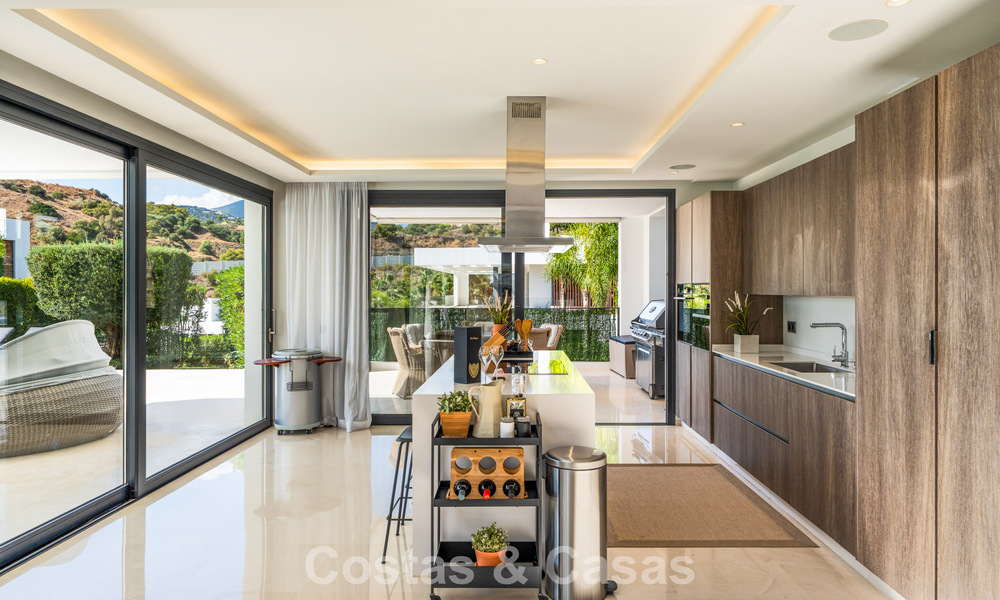 Hedendaagse luxe villa met minimalistisch design te koop in Nueva Andalucia, Marbella 808119