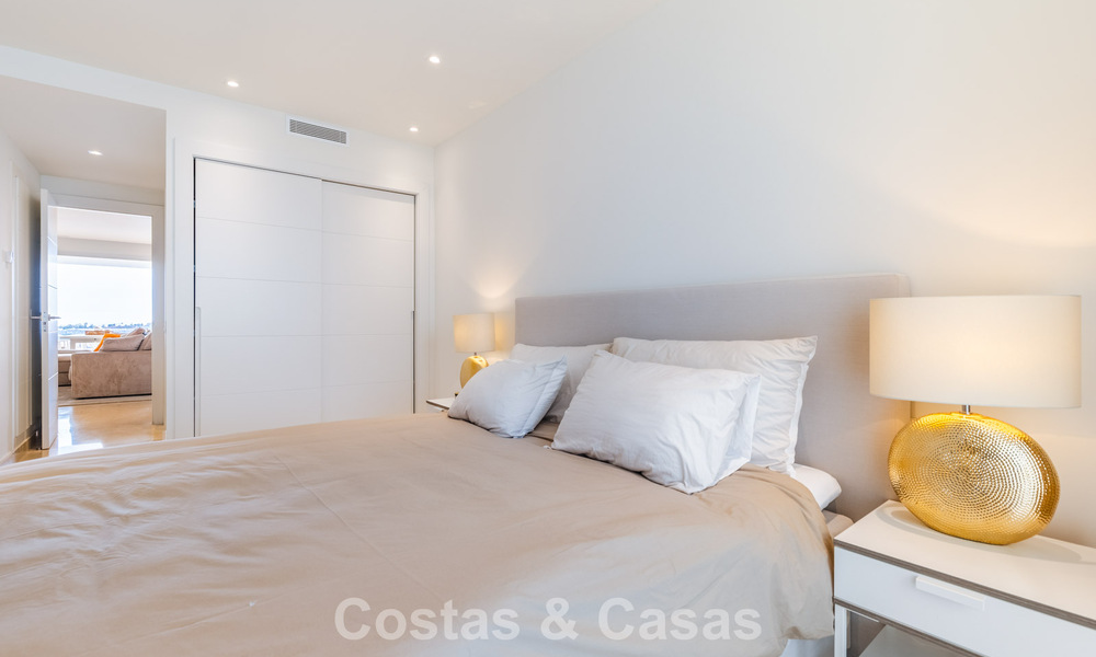 Modern appartement te koop met plonsbad en zeezicht in een boetiekcomplex in de golfvallei van Nueva Andalucia, Marbella 808134