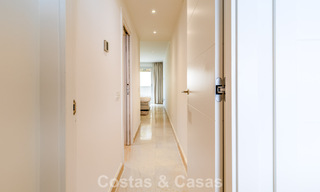 Modern appartement te koop met plonsbad en zeezicht in een boetiekcomplex in de golfvallei van Nueva Andalucia, Marbella 808135 
