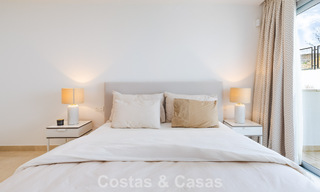 Modern appartement te koop met plonsbad en zeezicht in een boetiekcomplex in de golfvallei van Nueva Andalucia, Marbella 808137 