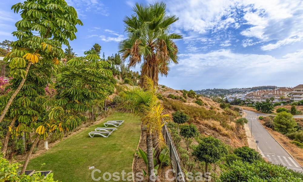 Modern appartement te koop met plonsbad en zeezicht in een boetiekcomplex in de golfvallei van Nueva Andalucia, Marbella 808140