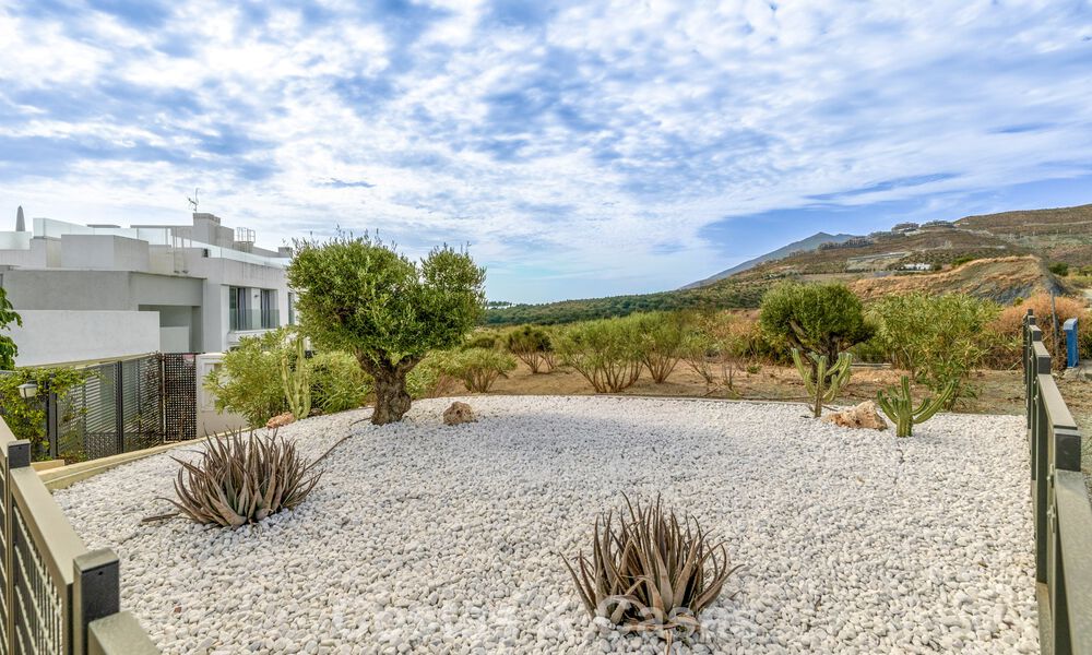 Modern appartement te koop met plonsbad en zeezicht in een boetiekcomplex in de golfvallei van Nueva Andalucia, Marbella 808142