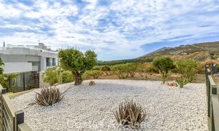 Modern appartement te koop met plonsbad en zeezicht in een boetiekcomplex in de golfvallei van Nueva Andalucia, Marbella 808142 