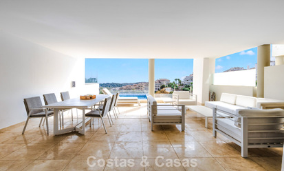 Modern appartement te koop met plonsbad en zeezicht in een boetiekcomplex in de golfvallei van Nueva Andalucia, Marbella 808143