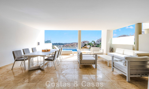 Modern appartement te koop met plonsbad en zeezicht in een boetiekcomplex in de golfvallei van Nueva Andalucia, Marbella 808143