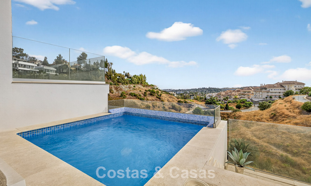 Modern appartement te koop met plonsbad en zeezicht in een boetiekcomplex in de golfvallei van Nueva Andalucia, Marbella 808145