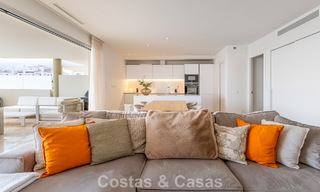 Modern appartement te koop met plonsbad en zeezicht in een boetiekcomplex in de golfvallei van Nueva Andalucia, Marbella 808149 