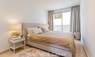 Modern appartement te koop met plonsbad en zeezicht in een boetiekcomplex in de golfvallei van Nueva Andalucia, Marbella 808150 