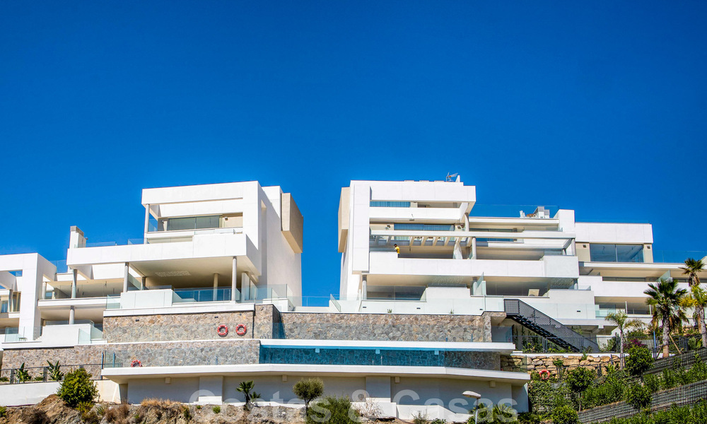 Modern appartement te koop met plonsbad en zeezicht in een boetiekcomplex in de golfvallei van Nueva Andalucia, Marbella 808162