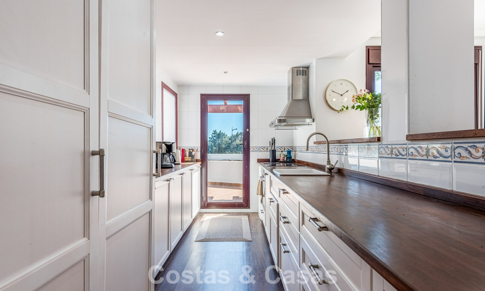 Ruime appartementen te koop in La Maestranza op een steenworp van alle voorzieningen in Nueva Andalucia, Marbella 808231