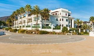 Frontline beach luxe appartement te koop met open zeezicht, Estepona, Costa del Sol 7967 