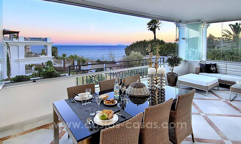Beachfont luxe 3 slaapkamer appartementen te koop, Estepona, Costa del Sol, met open zeezicht 9810