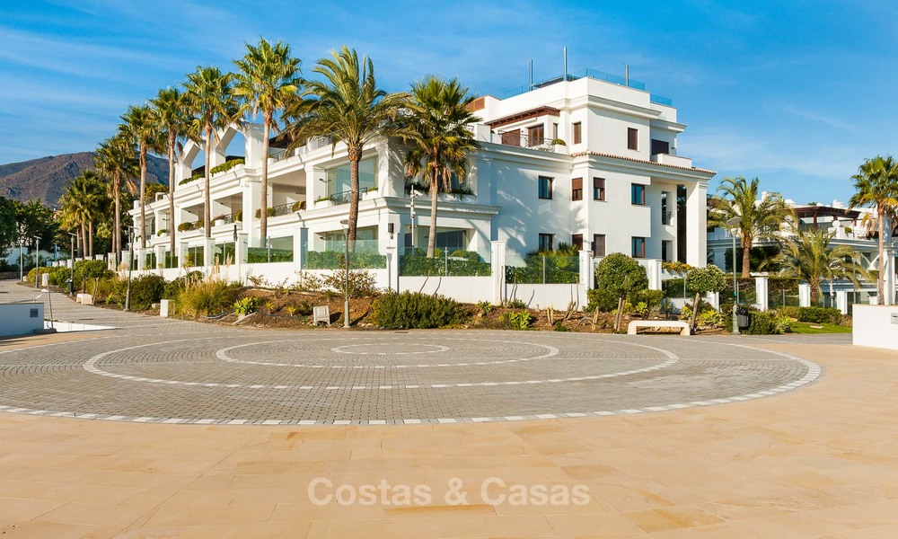 Beachfont luxe 3 slaapkamer appartementen te koop, Estepona, Costa del Sol, met open zeezicht 7983