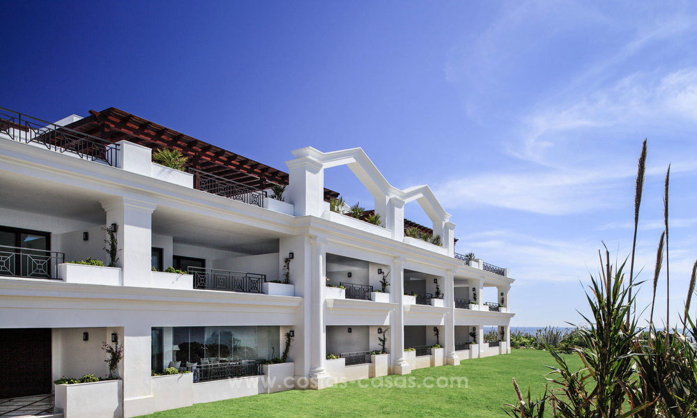 Beachfront luxe penthouse te koop, Estepona, Costa del Sol, Eerstelijn strand met zeezicht en privézwembad 9819